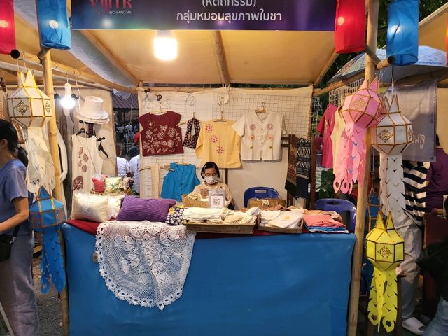 แช่น้ำพุร้อนสันกำแพง เดินชมงาน Vijitr@Chiang Mai