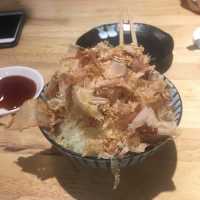 台北島厝居酒屋，一夜干、烤魚下巴、烤肉串，卡通風格的店面，讓你感受日本風情