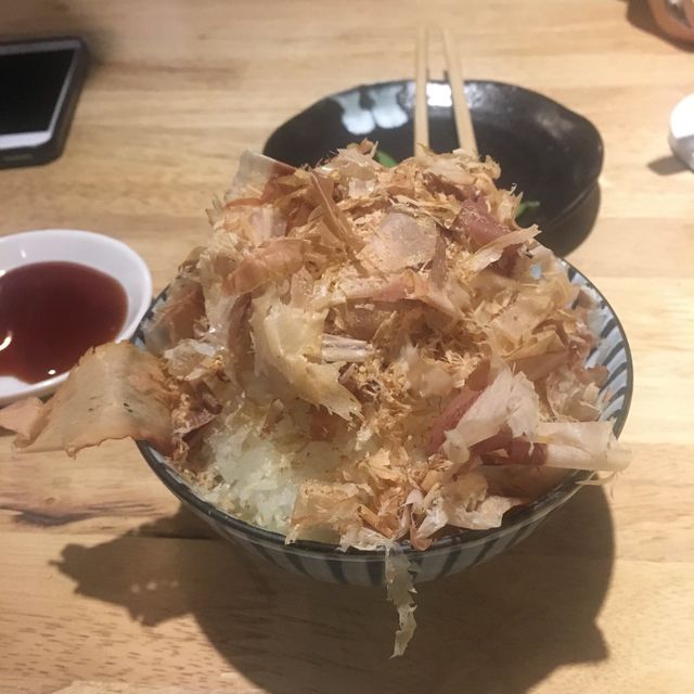 台北島厝居酒屋，一夜干、烤魚下巴、烤肉串，卡通風格的店面，讓你感受日本風情