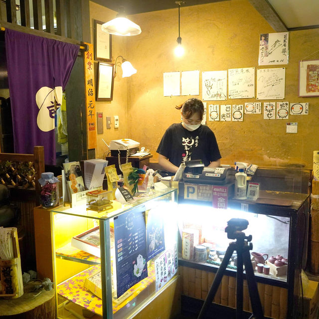 梅田「芭蕉庵」有一個超好玩的石臼體驗活動，可以自己動手用石臼磨黑豆，製作美味的黑糖蕨餅