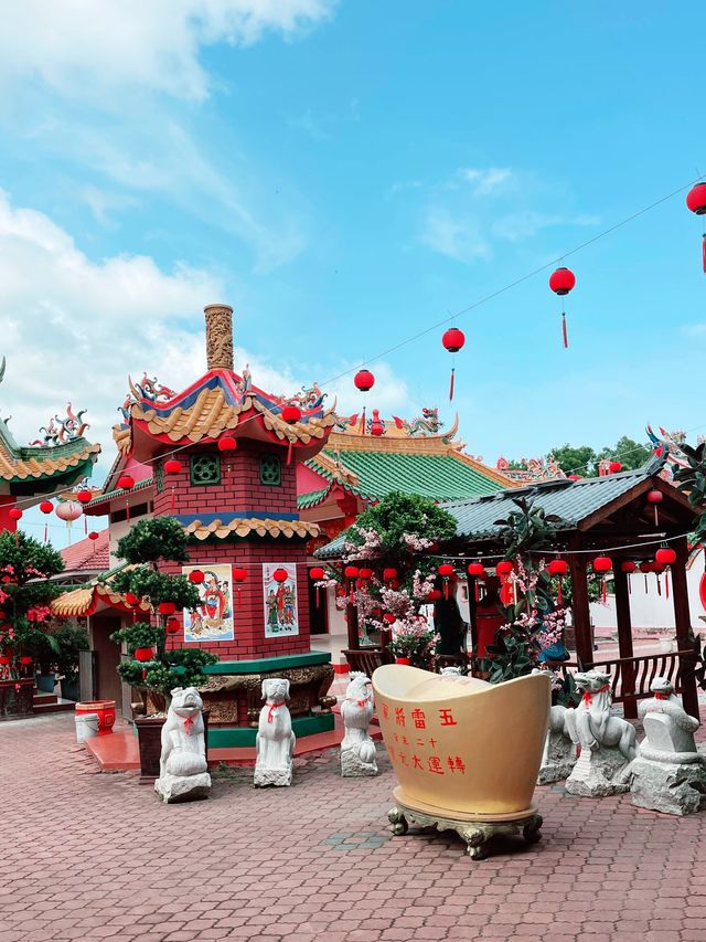 8 different Chinese Temples in One Locations