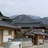 북한산과 한옥 뷰를 볼 수 있는 은평한옥마을