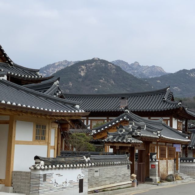 북한산과 한옥 뷰를 볼 수 있는 은평한옥마을