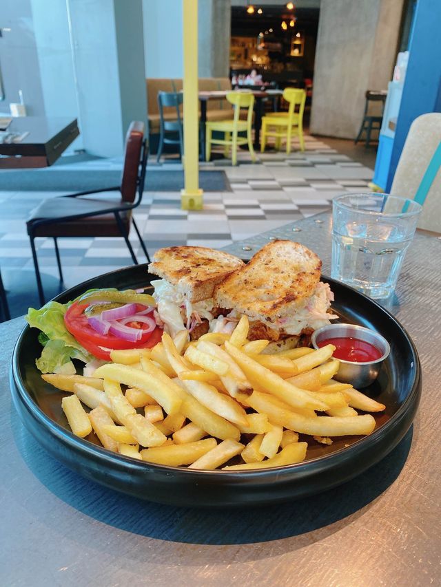 【葵芳爆Chill「豬🐽」餐廳 - 足料手撕燒烤豬肉三文治】