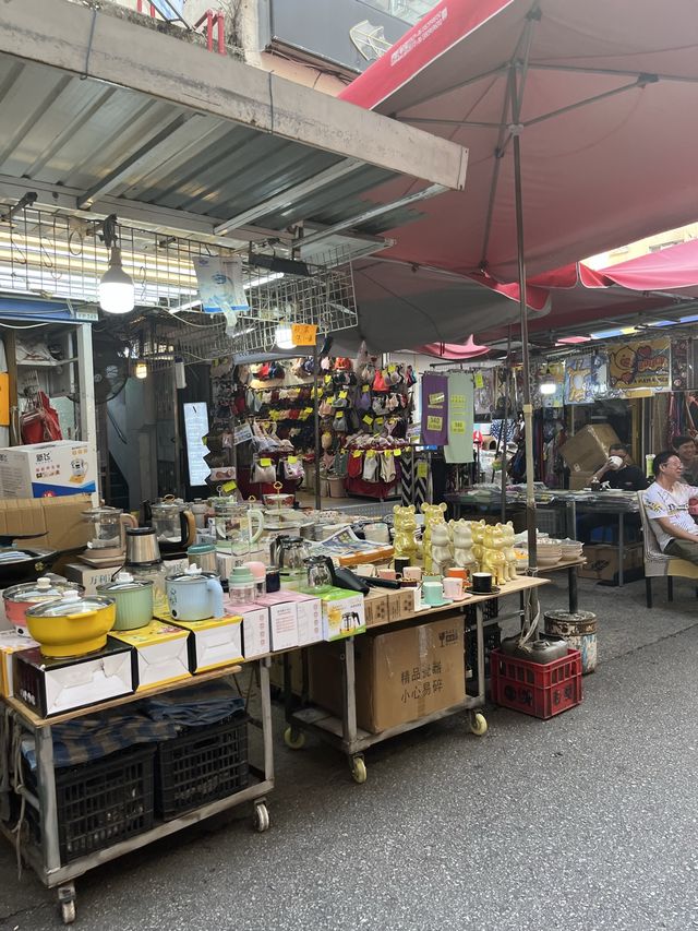 香港特色街道之一。旺角花園街