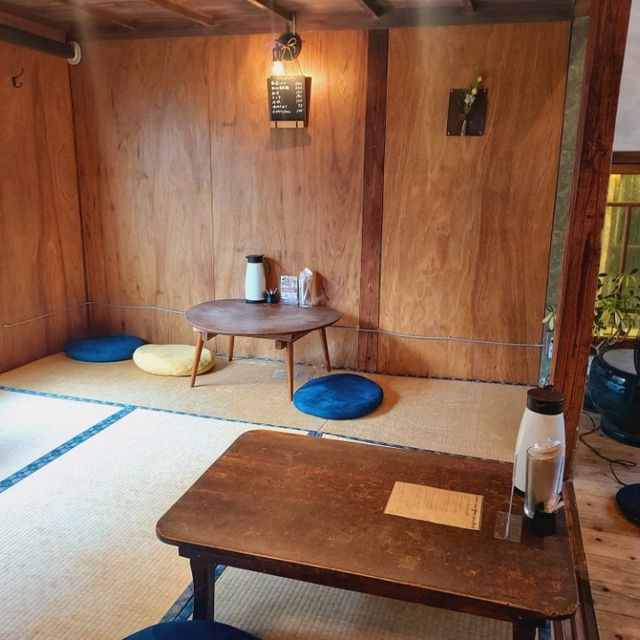 Retro-modern cafe by the railway, Yorodokoro