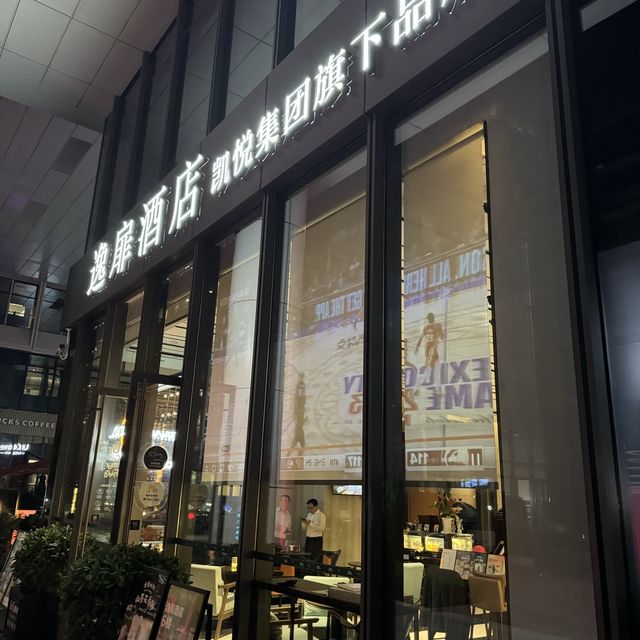 有塊魔鏡隨時都喺酒店房做運動🏋️🫶🏻 🎽