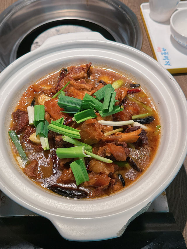 「毛記海南東山羊x靚靚」，主打新鮮不隔夜即切羊肉，重點係用炭爐火鍋，羊肉湯底更熬足6個鐘，夠晒暖笠笠🔥🔥