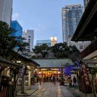 曽根崎横丁の露天神社…通称お初天神は、夜のライトアップが綺麗な神社