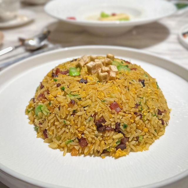 「特務主題餐廳，奢華用餐體驗」