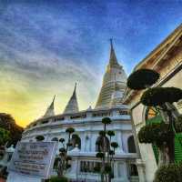 วัดประยุรวงศาวาส ชมเจดีย์แบบมีแกนกลาง