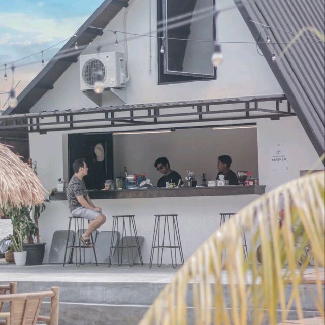 WARUNK BASTIAN | WITH A SEMI INDOOR AND OUTDOOR CONCEPT WITH A VIEW OF THE RICE FIELDS