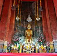 สักการะพระพุทธไตรรัตนนายก ซำปอกง ที่วัดกัลยาณ์