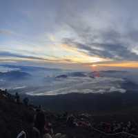 「攀登富士山，觀賞御來光：挑戰與感動的旅程」