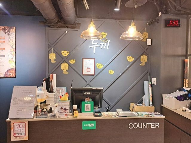 兩餐🥘｜韓國火鍋年糕吃到飽，特色年糕韓式炸雞令人驚艷👍