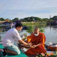 ตักบาตรทางน้ำ อุทัยธานี