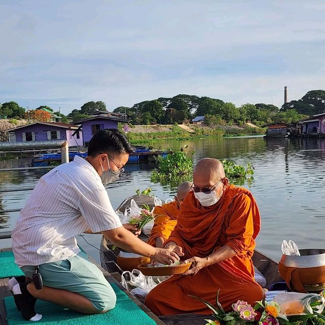 ตักบาตรทางน้ำ อุทัยธานี