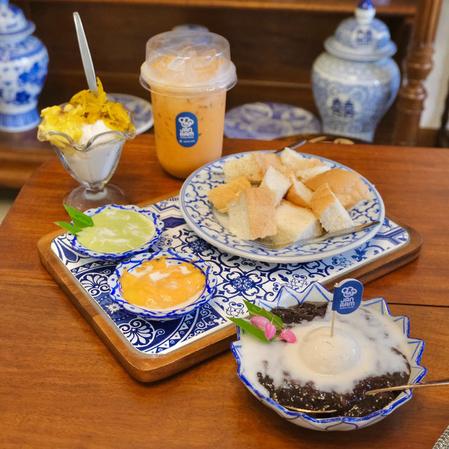 จันทร์แรมไอศกรีม ร้านน่ารักกลางเมืองประจวบ 
