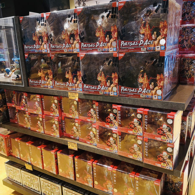 Exploring the Mugiwara Store in Tokyo Tower!