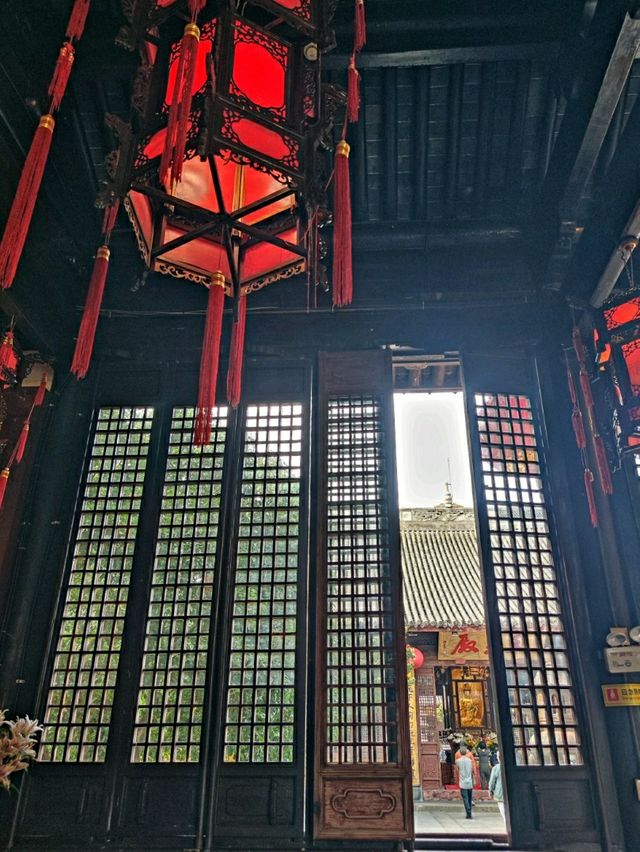How Longhua Temple’s Art Blows Me Away