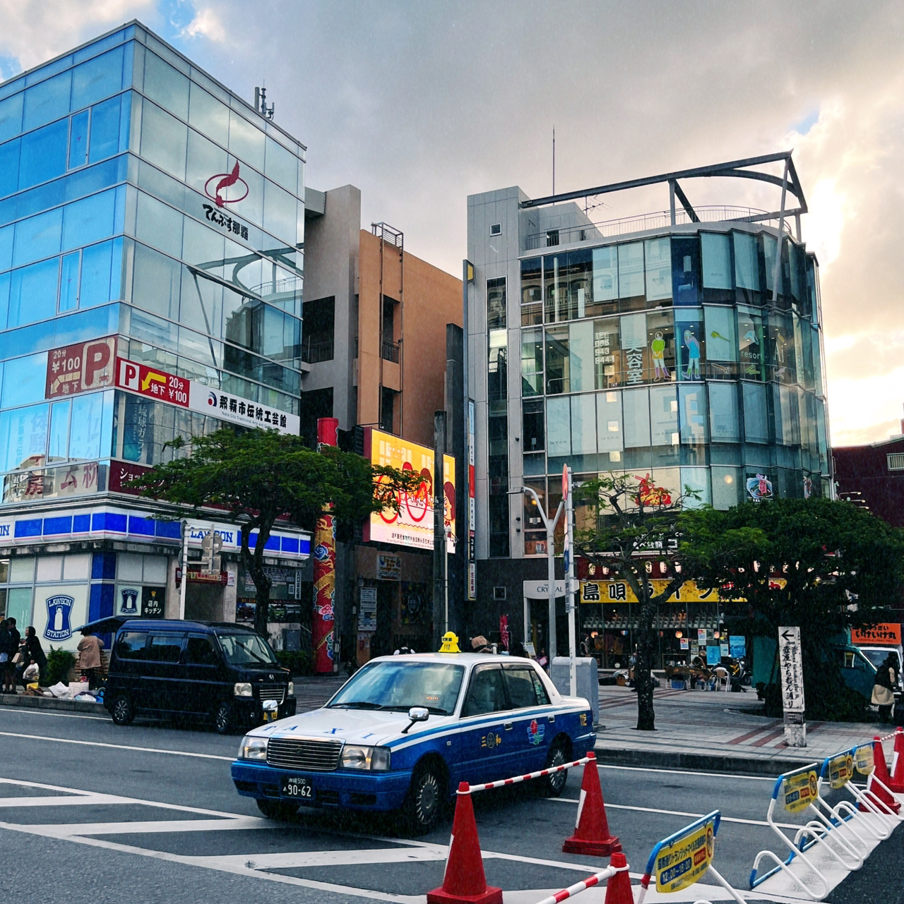 沖繩距離台灣不到一小時，既可以享受日本生活，不管是購物、自駕、海鮮美食，都是最佳鄰近選擇方式。尤其是整個街廓環境，非常舒服，友善的道路駕駛技術及漂亮的海邊戲水，都是1小時之內就可以享受到的了，非常推薦大家去。 