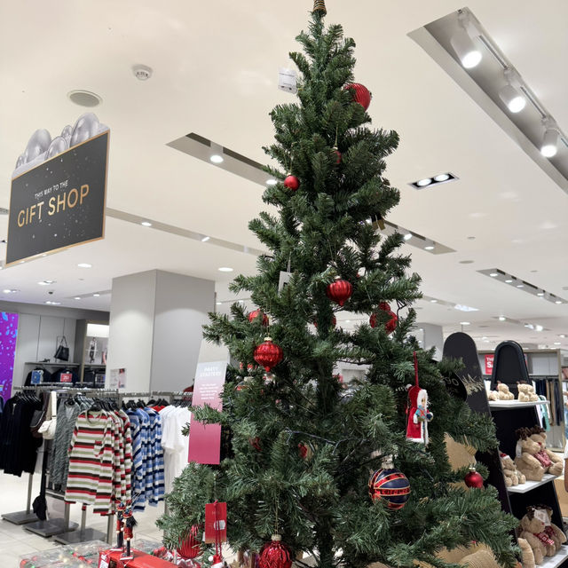 Christmas Cheer at M&S: Festive Shopping Done Right! 🎅🎁