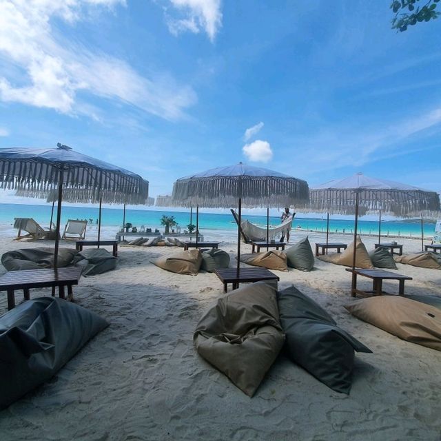 หาดทรายขาว ราวแก้วเจียรไน  ทรายแก้วบีช เสม็ด