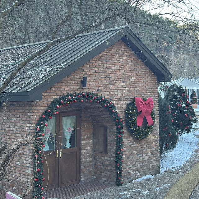 숲 속에 있는 대형 크리스마스 카페 꼭 다녀오세요🎄