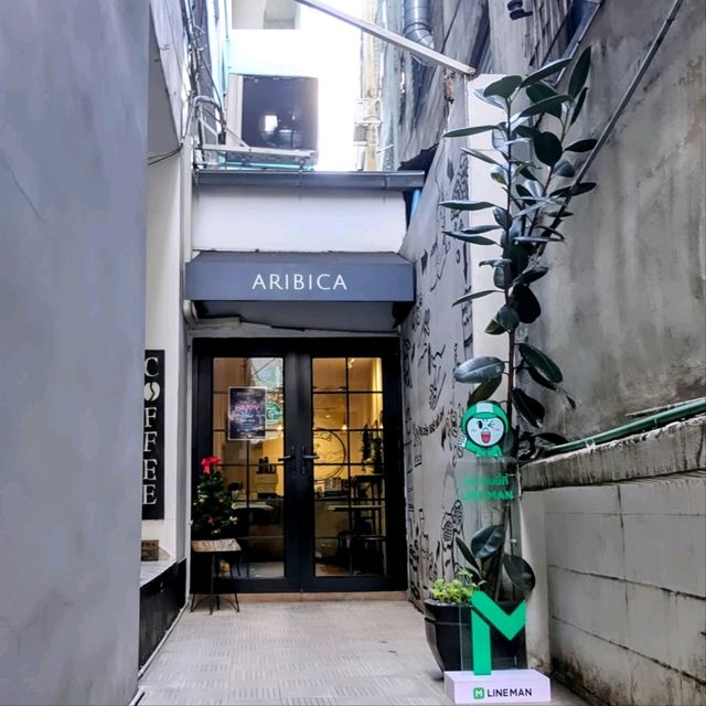 Aribica Specialty Coffee 隱藏在停車場旁的文青咖啡小店