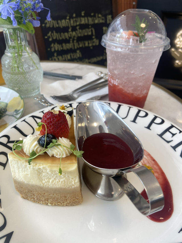 คาเฟ่ลับๆในหมู่บ้าน กลางเมืองลพบุรี! 🍰