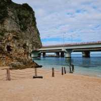 【沖繩】神社建造在海浪拍打的岸邊的巨大珊瑚礁之上