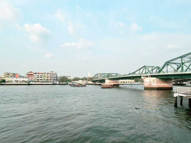 泰國曼谷著名橋景點：Phra Phutthayotfa Bridge。適合拍照打卡了觀光旅遊！ 