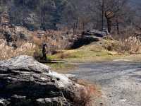 【埼玉・長瀞】自然美に癒される旅⛰️  長瀞といえば、美しい岩畳と荒川の清流が織りなす絶景✨ 川を下る「ライン下り」は、