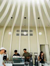 Curvy Dining คาเฟ่สีขาวโค้งมน ย่านกรุงเทพกรีฑา