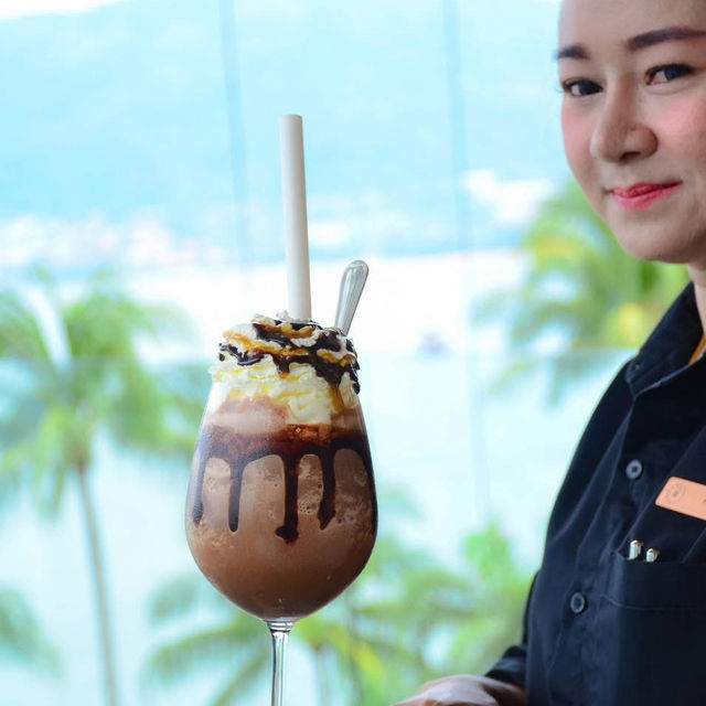 จุดเช็คอินสุดฮิต บาร์ริมทะเลวิวสุดปัง Phuket