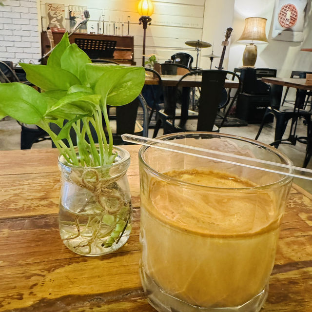 Rustic Charm & Aromatic Brews: A Cozy Retreat at Fishee Coffee