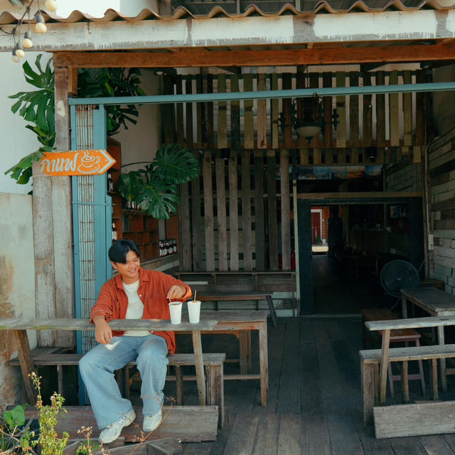 อิสระคาเฟ่ คาเฟ่มู้ดดี ริมถนนคนเดินเชียงคาน 🫶🏻🥤