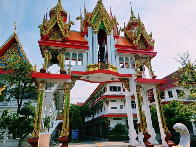 泰國曼谷湄南河畔著名古跡皇家寺廟景點：Wat Sai Mai，金黃色華麗寺廟建築群，適合打卡拍照📸冥想