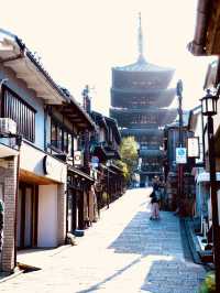 【京都×春旅】  八坂の塔と桜が撮れるスポットは大人気！