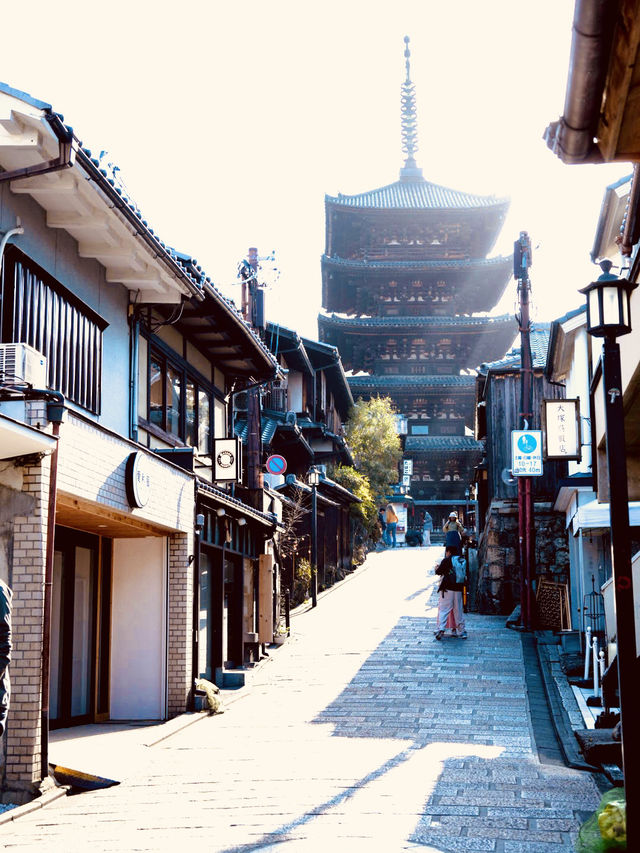 【京都×春旅】  八坂の塔と桜が撮れるスポットは大人気！