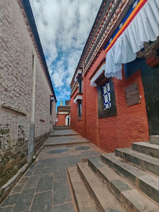 A Journey to Tashi Lunpho Monastery: A Glimpse into Tibetan Spirituality