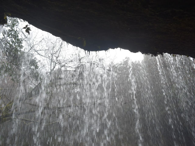 水のカーテンに癒される鍋ヶ滝の静けさ