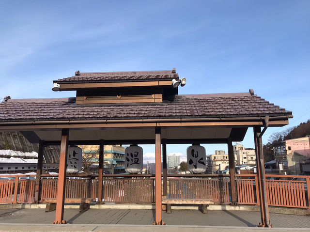 渋温泉観光：逆三猿と温泉の癒し 