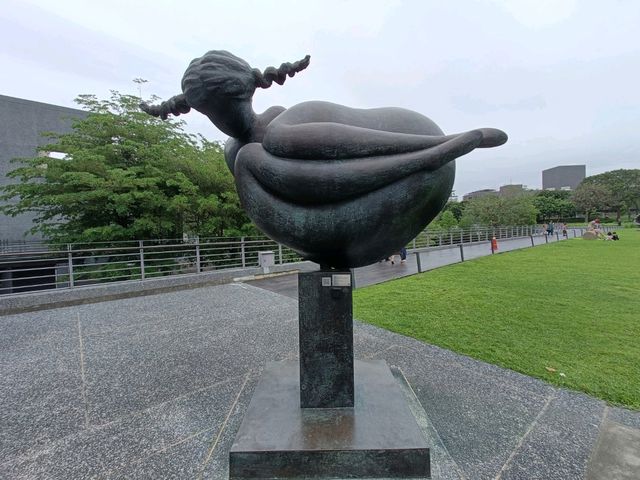 台中文藝漫步，走進國立臺灣美術館的心靈之旅。