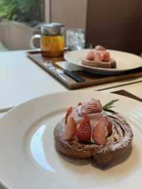 【ソウル🇰🇷ホンデ】裏通りにあるモダンなカフェ✨フルーツ🍓のパンがおすすめ