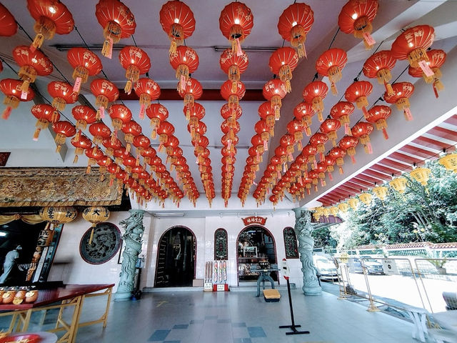 Sam Siang Keng: Where Gods, Ghosts & the Best Kaya Buns Collide 🏮👻
