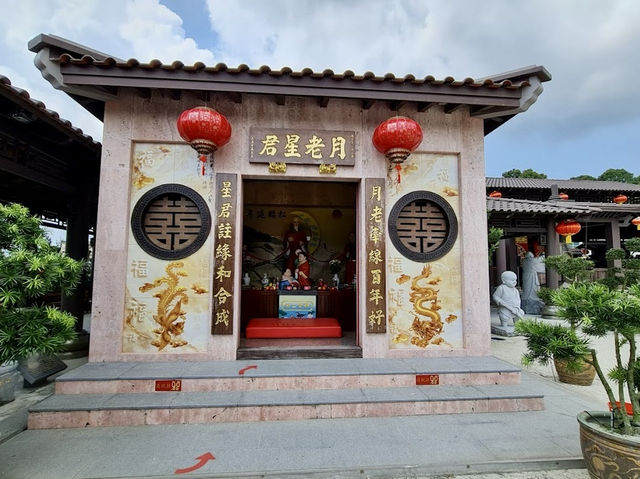 Temple Ji Dian Senggarang: Where River Gods & Coconut Tarts Collide" 🌊🏮
