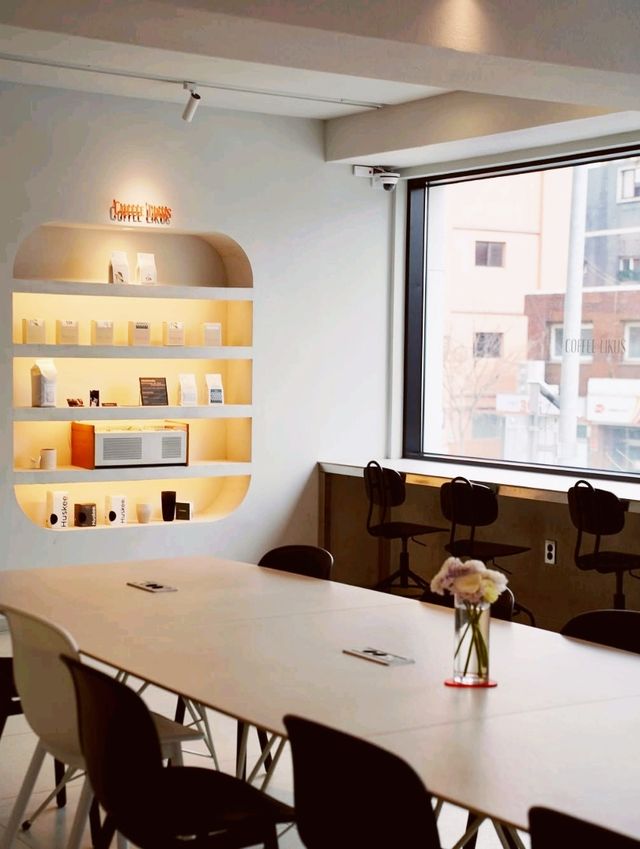 A Quiet and Clean Café Near Seonyudo Station