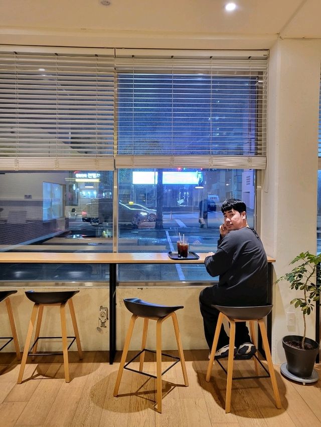 작고 조용한 주택가속 부산 감성카페