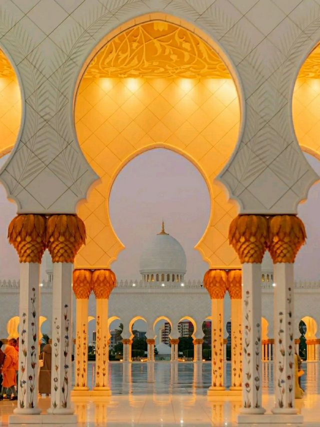 Sheikh Zayed Grand Mosque – A Majestic Symbol of Spiritual Grandeur